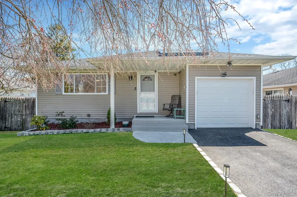 7 Hollywood Drive Shirley NY 11967
