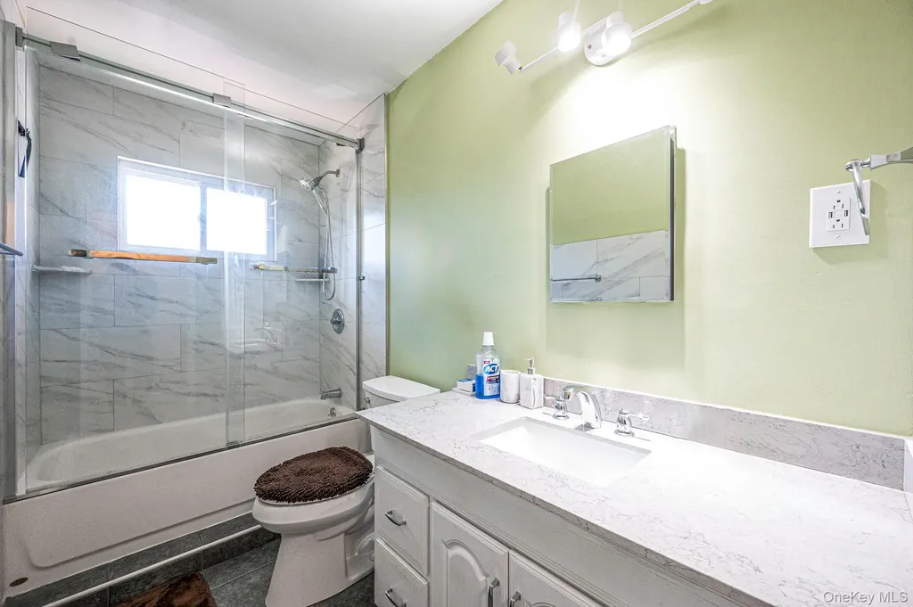 7 Hollywood Drive Shirley NY 11967