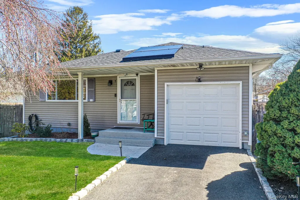 7 Hollywood Drive Shirley NY 11967