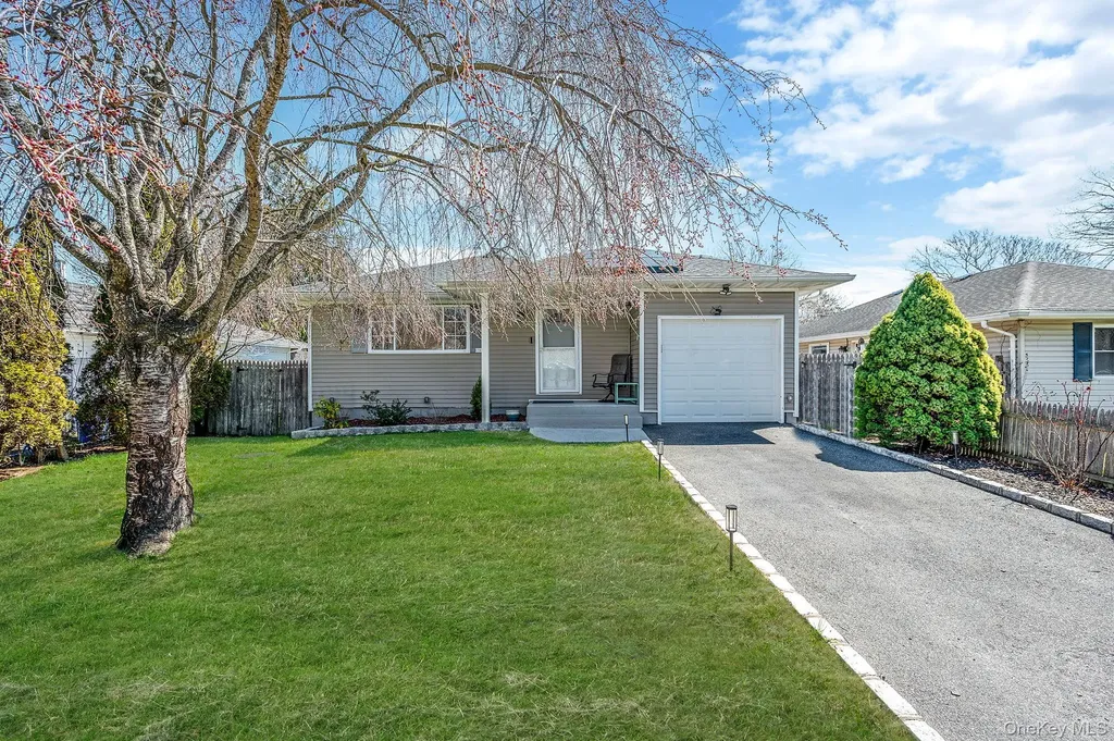 7 Hollywood Drive Shirley NY 11967