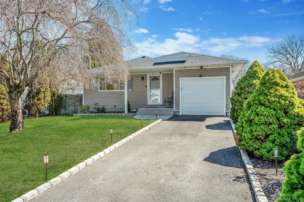 7 Hollywood Drive Shirley NY 11967