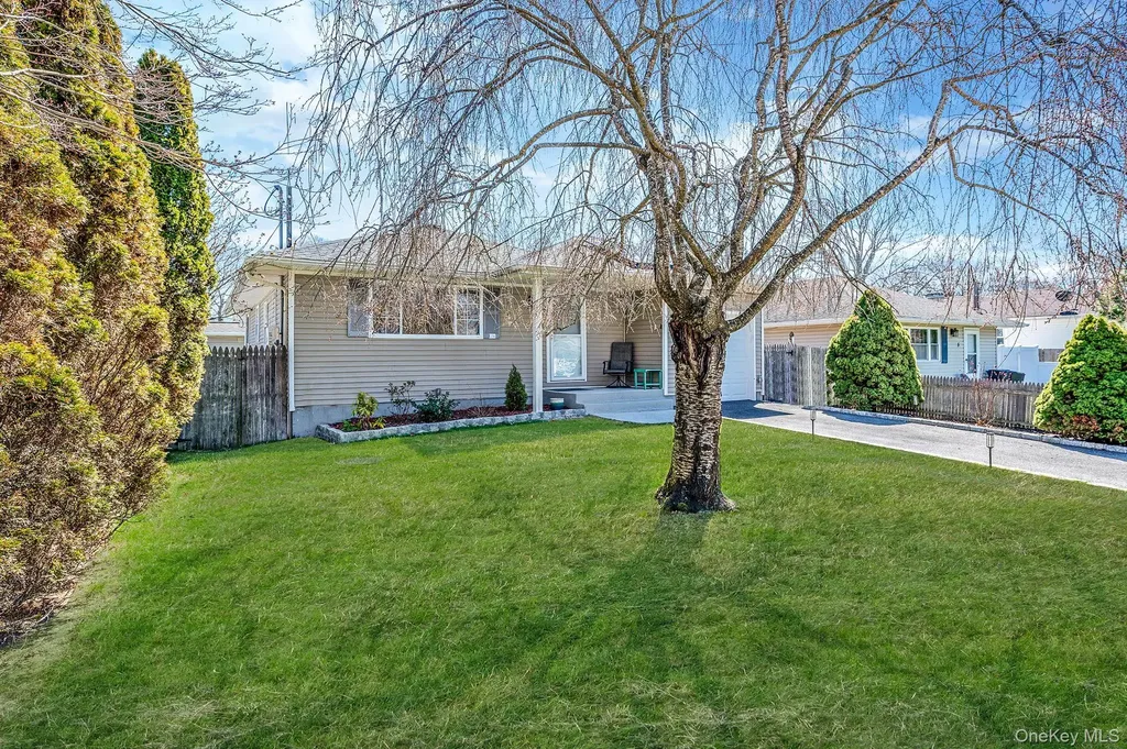 7 Hollywood Drive Shirley NY 11967
