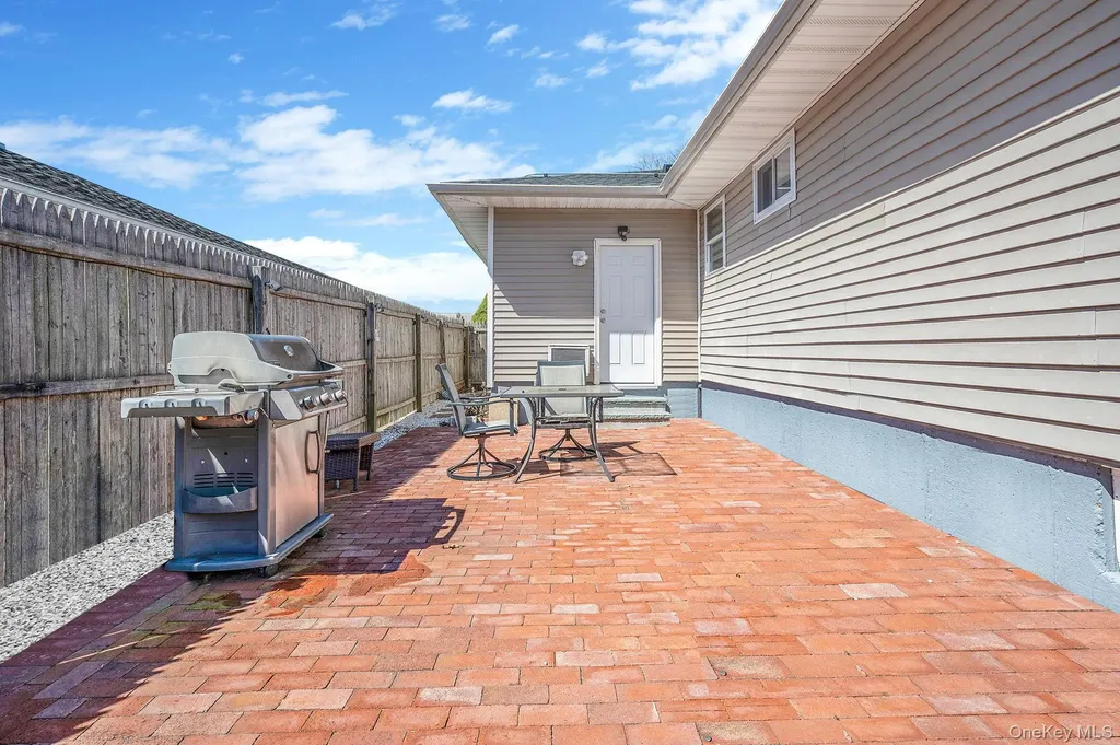 7 Hollywood Drive Shirley NY 11967