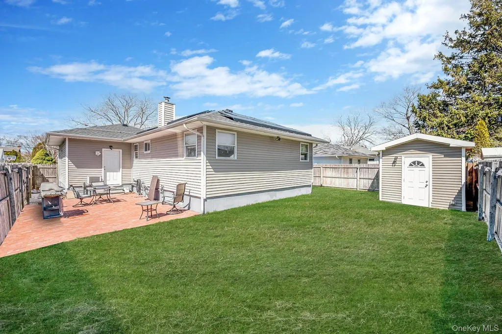 7 Hollywood Drive Shirley NY 11967