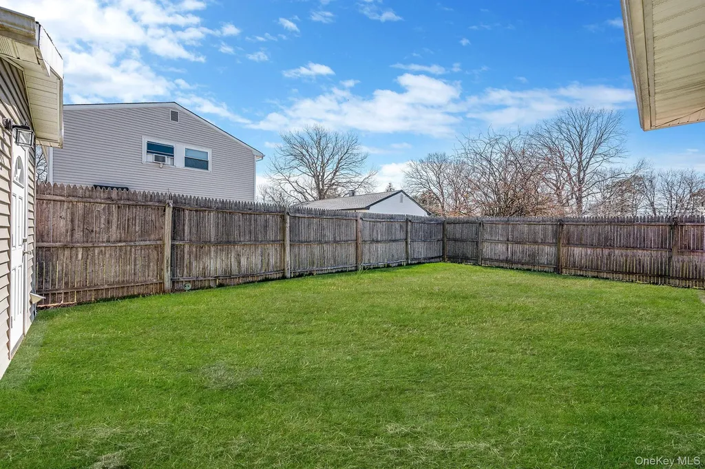 7 Hollywood Drive Shirley NY 11967