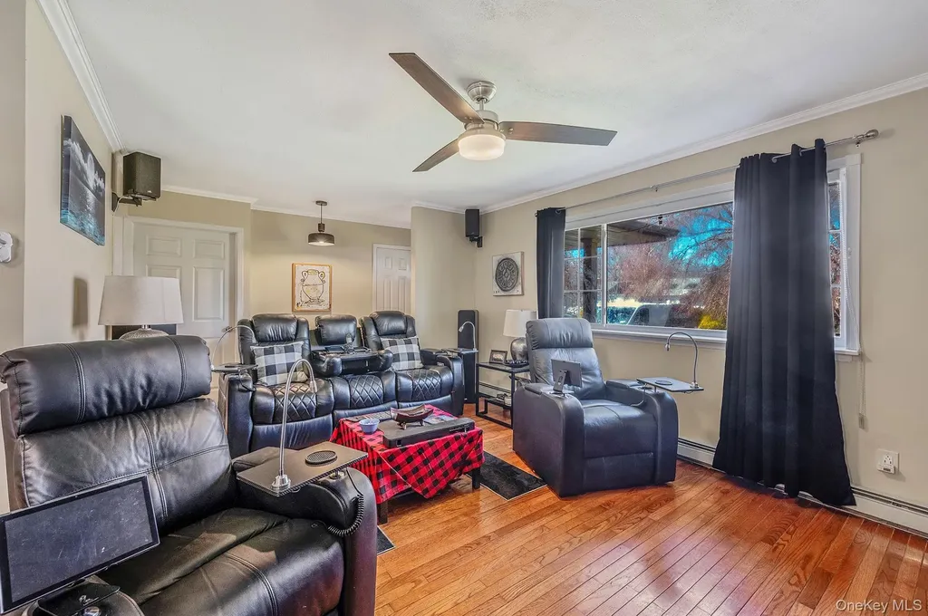 7 Hollywood Drive Shirley NY 11967