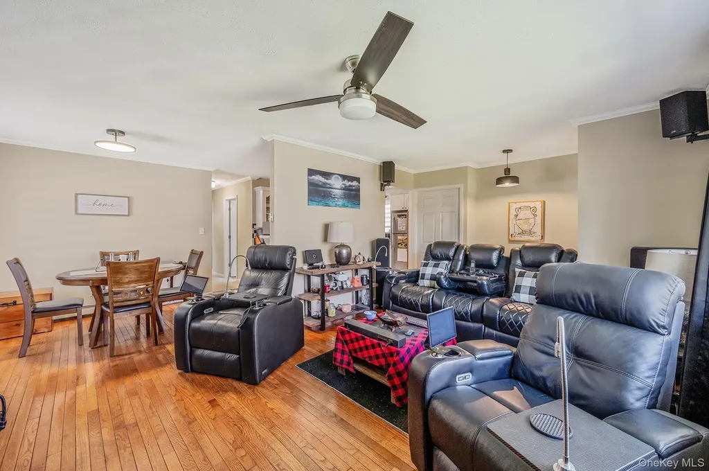 7 Hollywood Drive Shirley NY 11967