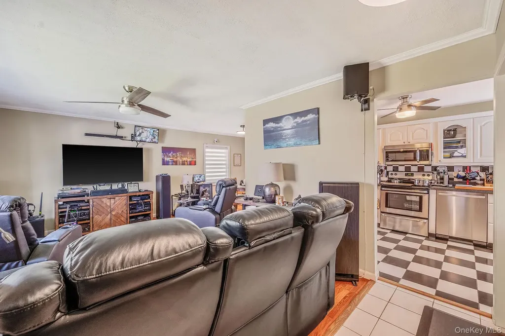 7 Hollywood Drive Shirley NY 11967
