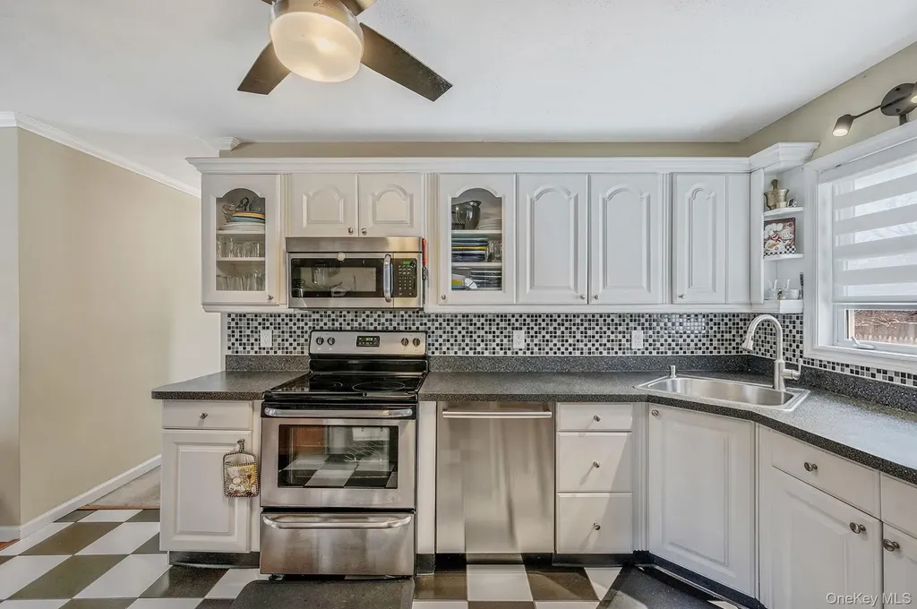 7 Hollywood Drive Shirley NY 11967