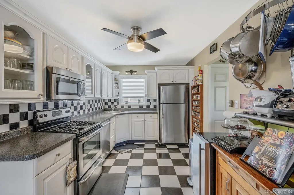 7 Hollywood Drive Shirley NY 11967
