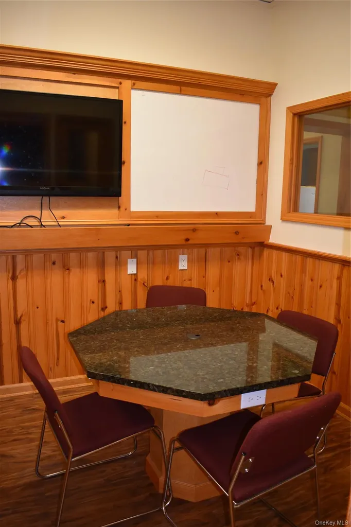 100 Centershore Centerport NY 11721