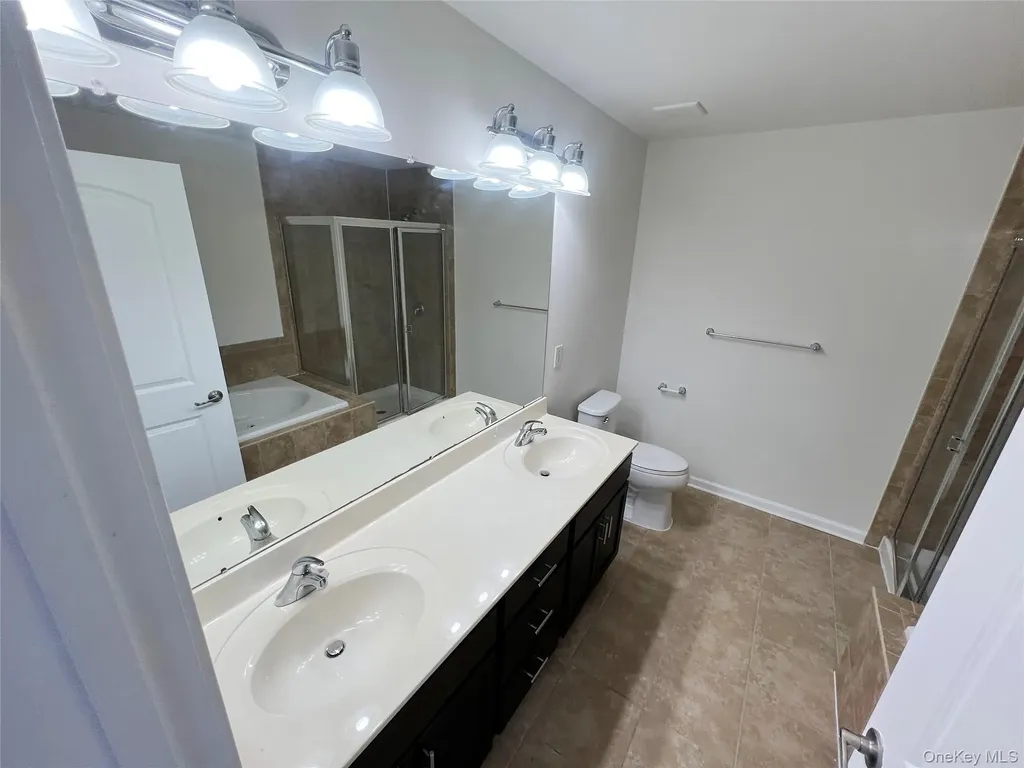 804 Hawthorn Way New Windsor NY 12553