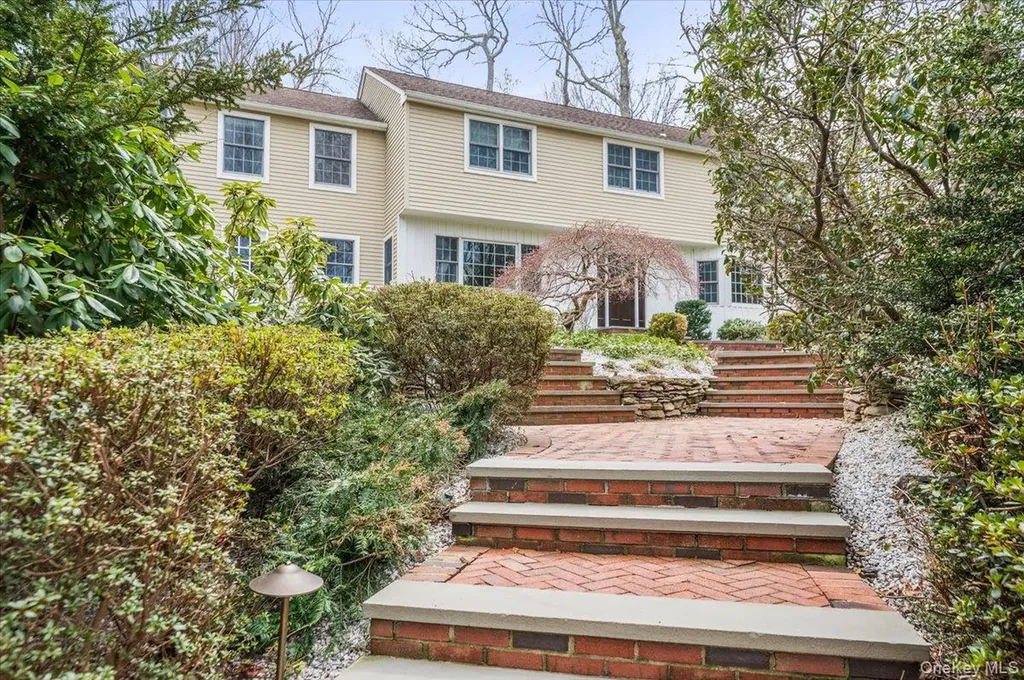 4 Springwood Path Syosset NY 11791