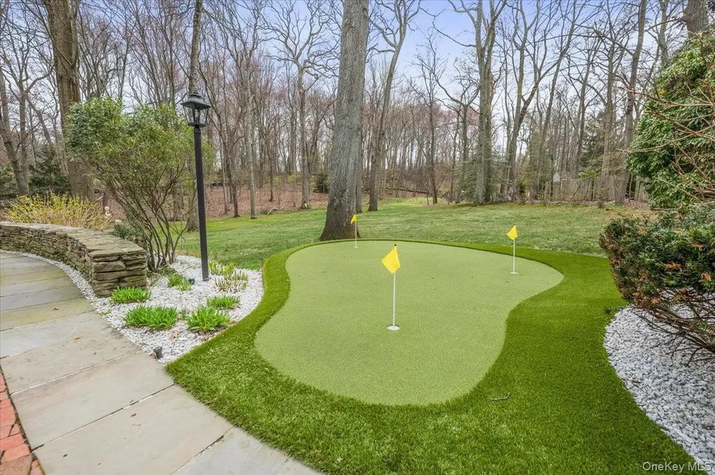4 Springwood Path Syosset NY 11791