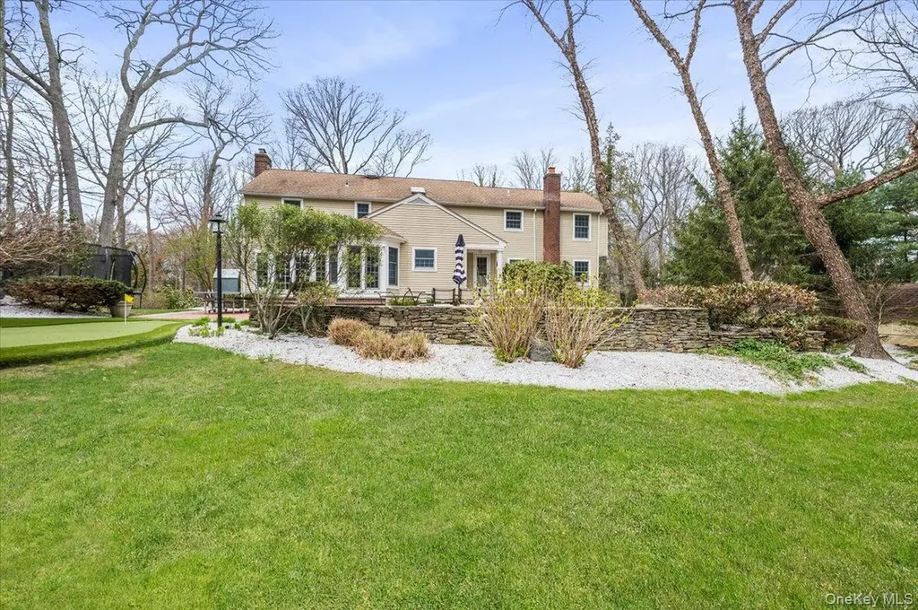 4 Springwood Path Syosset NY 11791