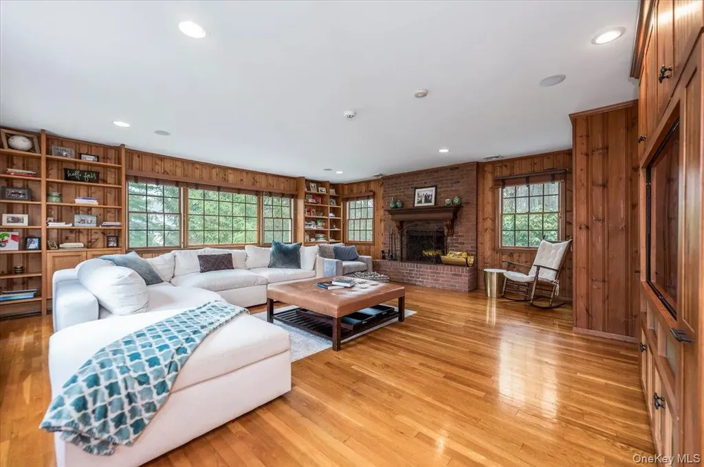 4 Springwood Path Syosset NY 11791