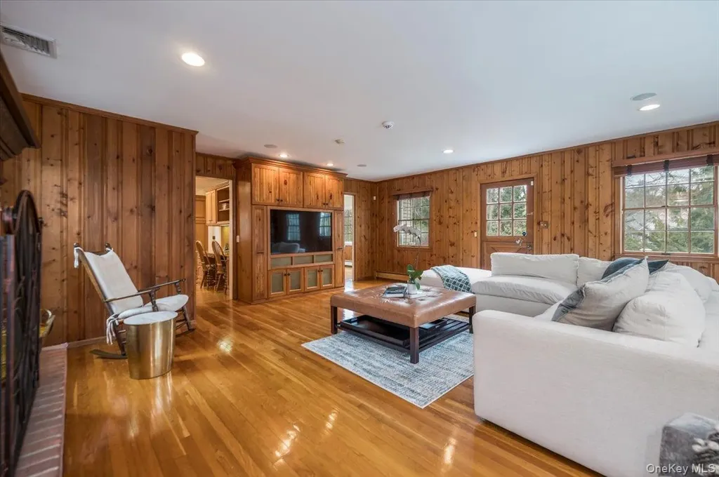 4 Springwood Path Syosset NY 11791