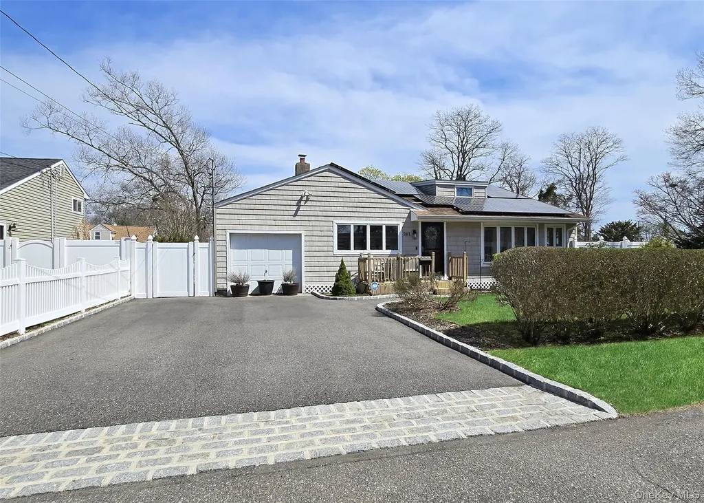261 Phyllis Drive Patchogue NY 11772
