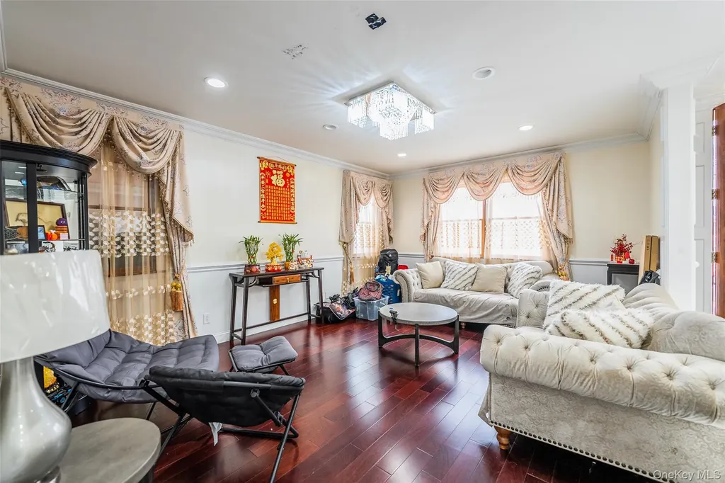 88 Elmwood Street Plainview NY 11803