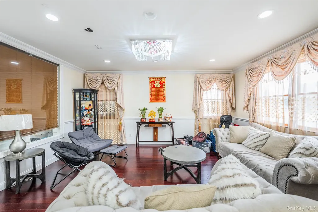 88 Elmwood Street Plainview NY 11803