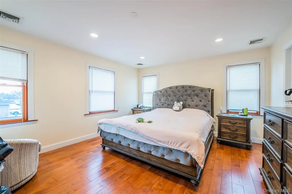88 Elmwood Street Plainview NY 11803