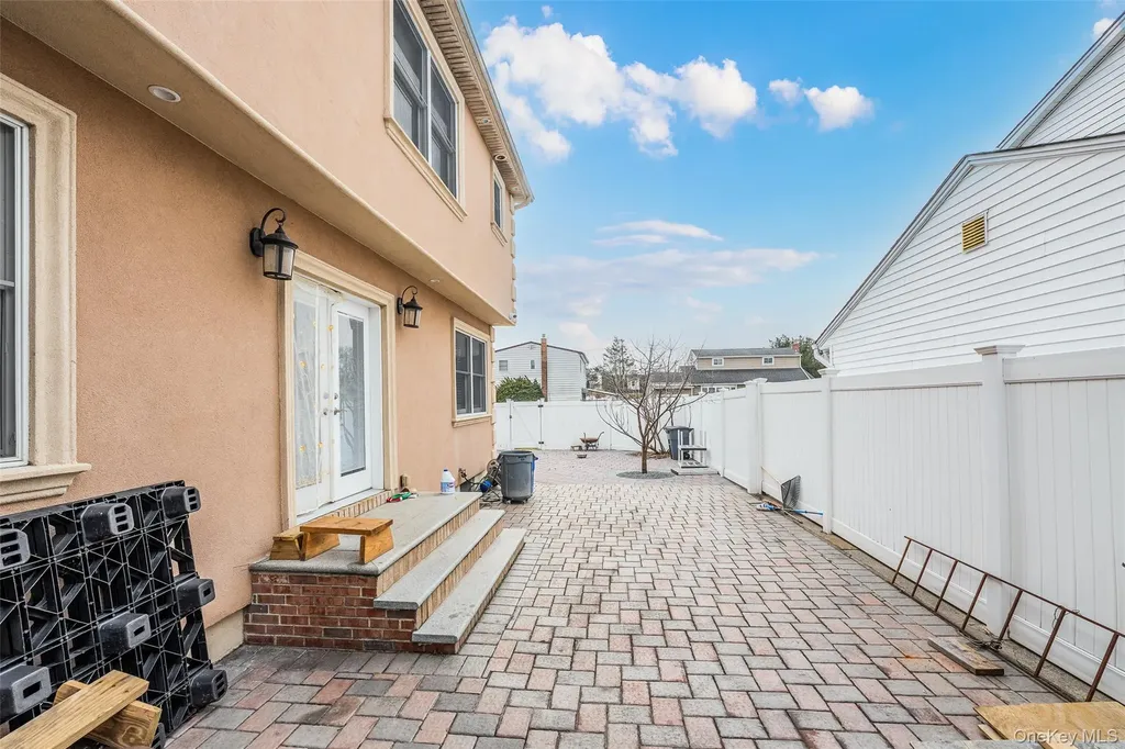 88 Elmwood Street Plainview NY 11803