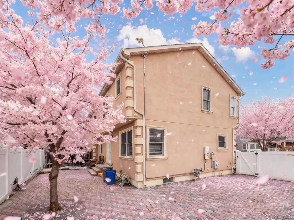 88 Elmwood Street Plainview NY 11803