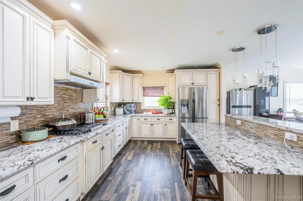 88 Elmwood Street Plainview NY 11803