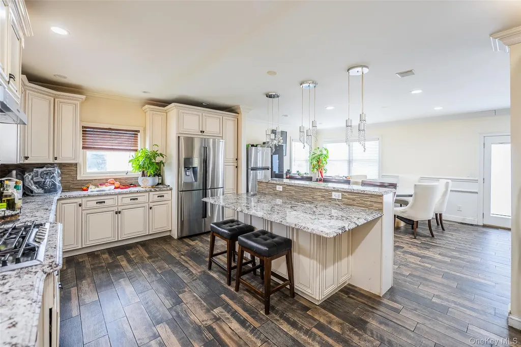 88 Elmwood Street Plainview NY 11803