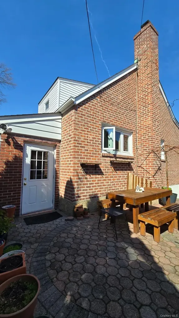 39 Lipton Lane Williston Park NY 11596