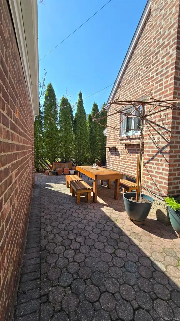 39 Lipton Lane Williston Park NY 11596
