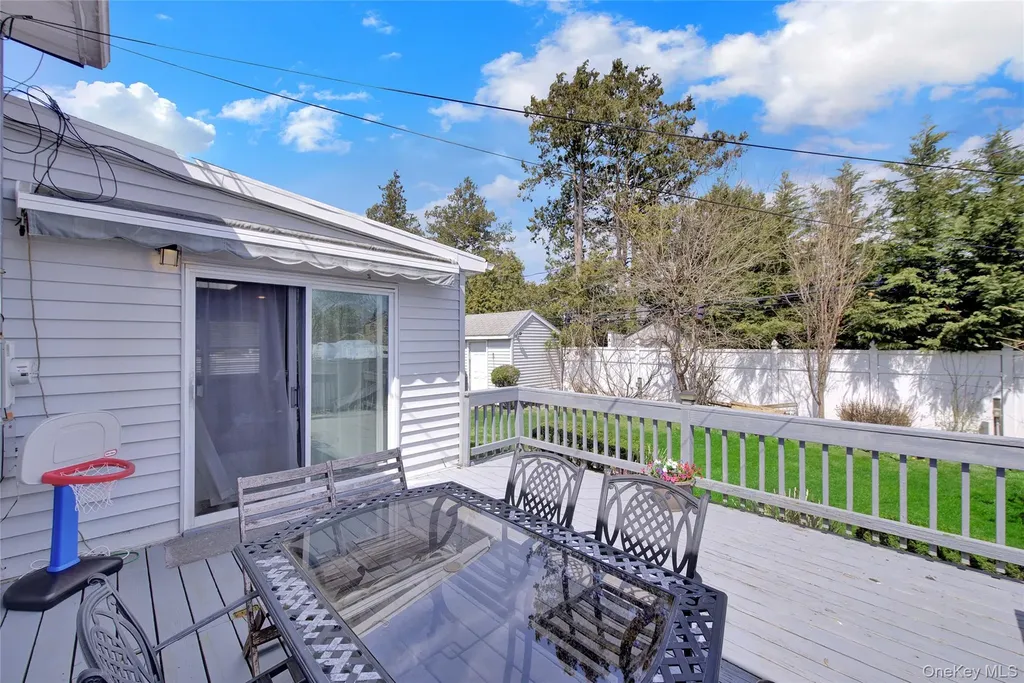 16 Amherst Drive Massapequa NY 11758