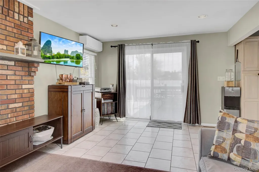 16 Amherst Drive Massapequa NY 11758
