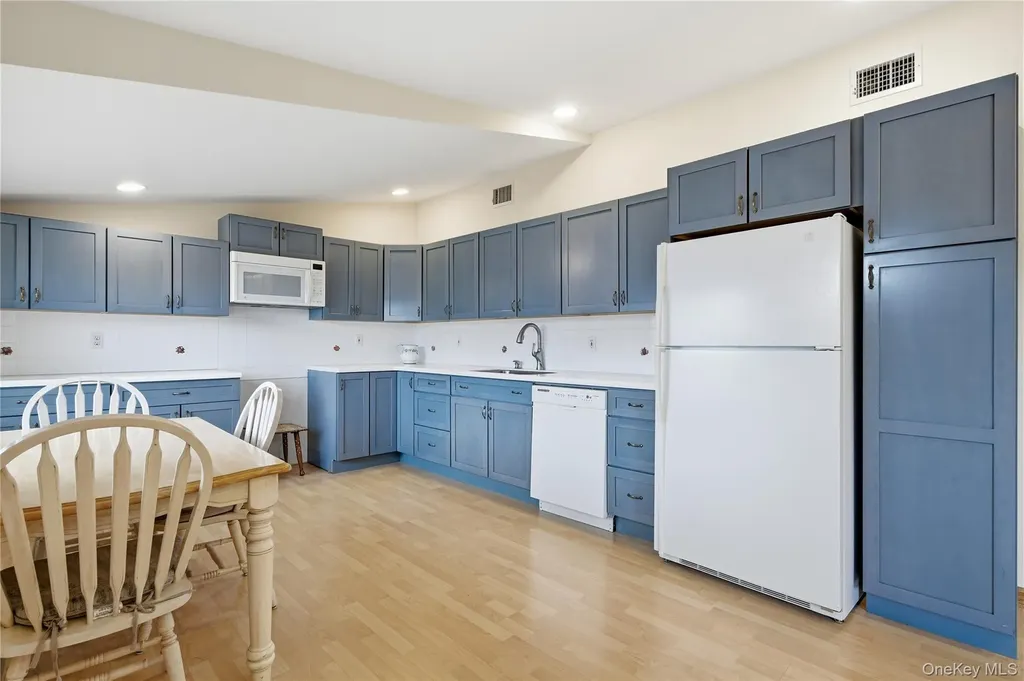 36 Hemlock Lane Bay Shore NY 11706