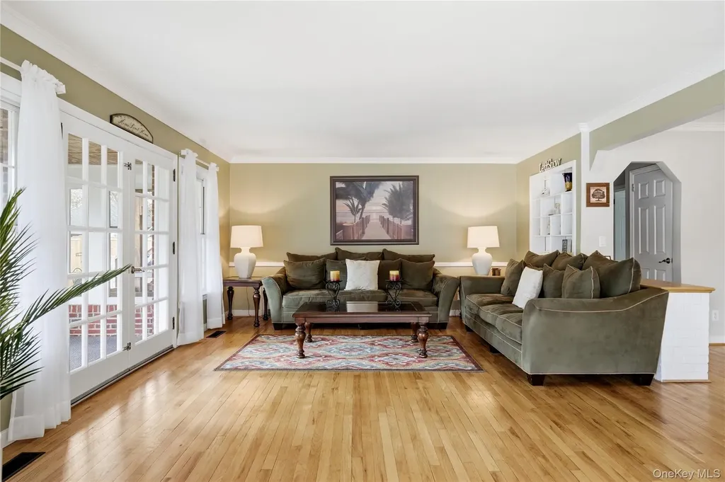 36 Hemlock Lane Bay Shore NY 11706