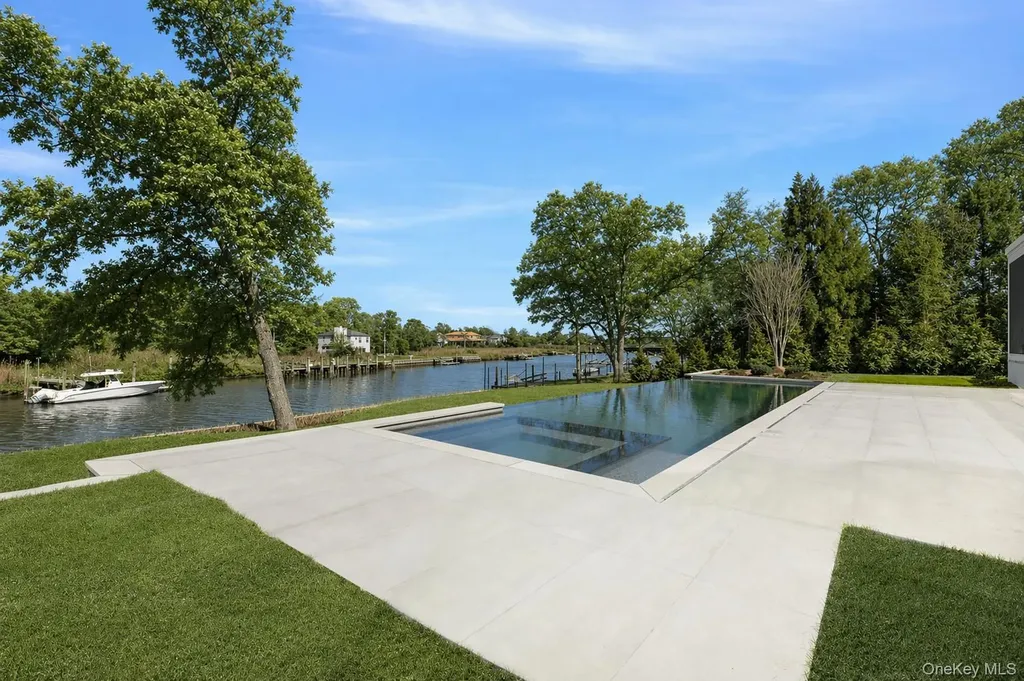 15 Old Point Road Quogue NY 11959