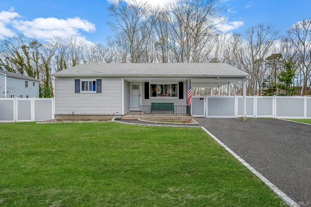 160 Hounslow Road Shirley NY 11967
