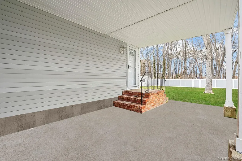 160 Hounslow Road Shirley NY 11967