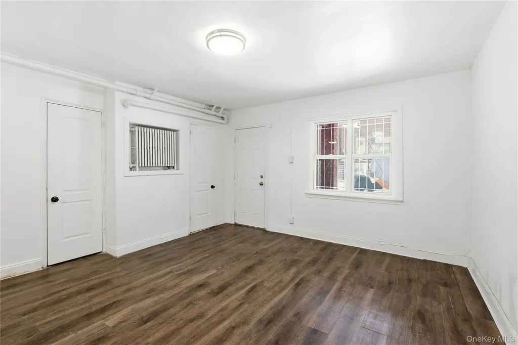 1042 E 233rd Street Bronx NY 10466