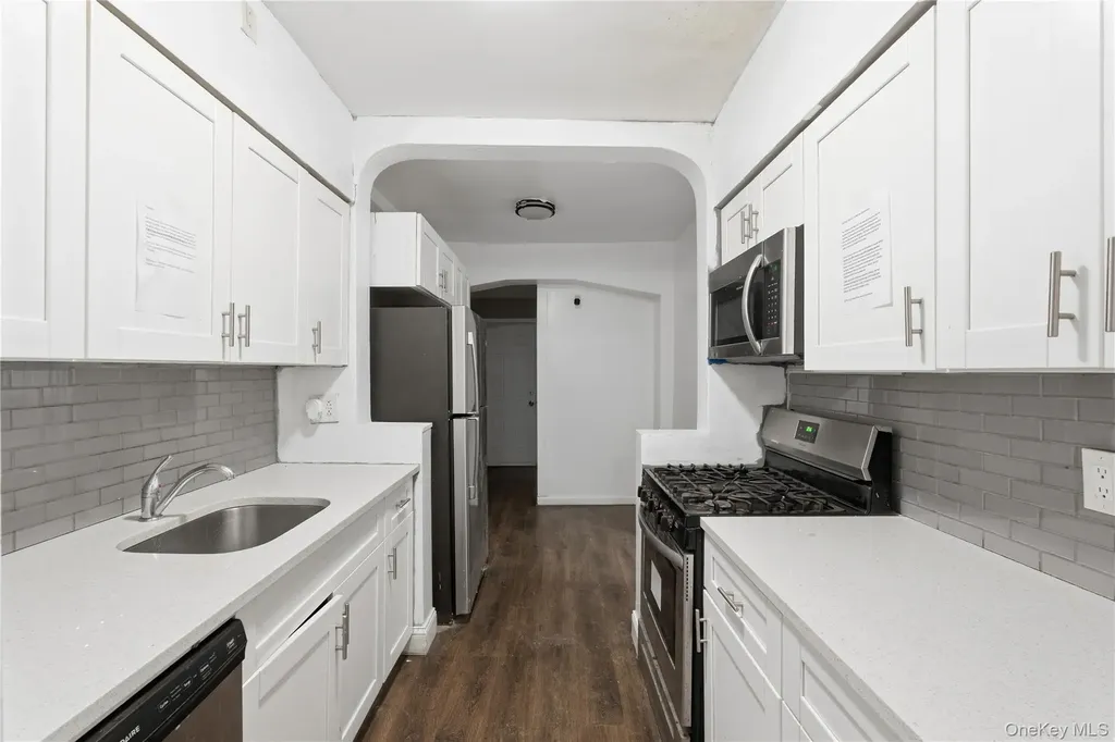 1042 E 233rd Street Bronx NY 10466