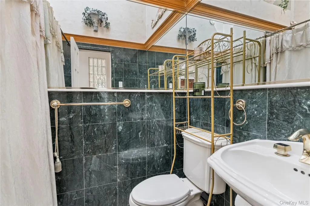 12 Kingswood Circle Old Bethpage NY 11804