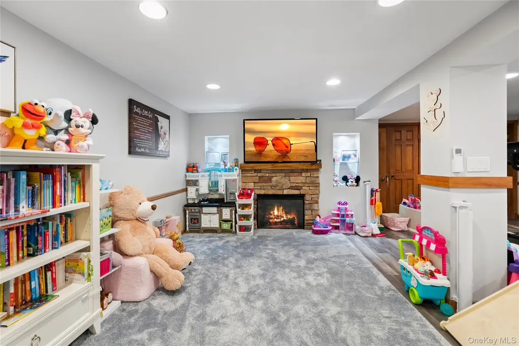 12 Kingswood Circle Old Bethpage NY 11804