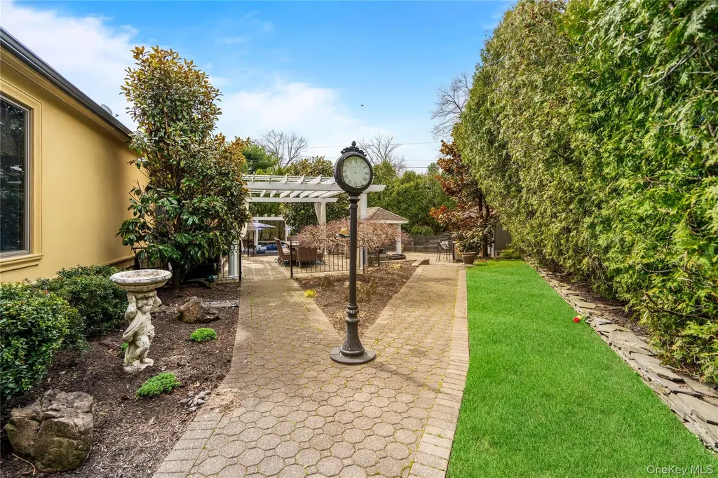 12 Kingswood Circle Old Bethpage NY 11804
