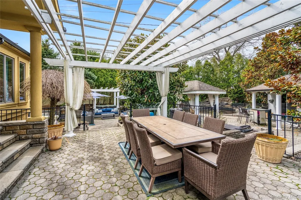 12 Kingswood Circle Old Bethpage NY 11804