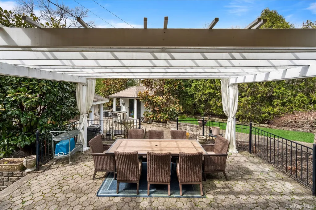 12 Kingswood Circle Old Bethpage NY 11804