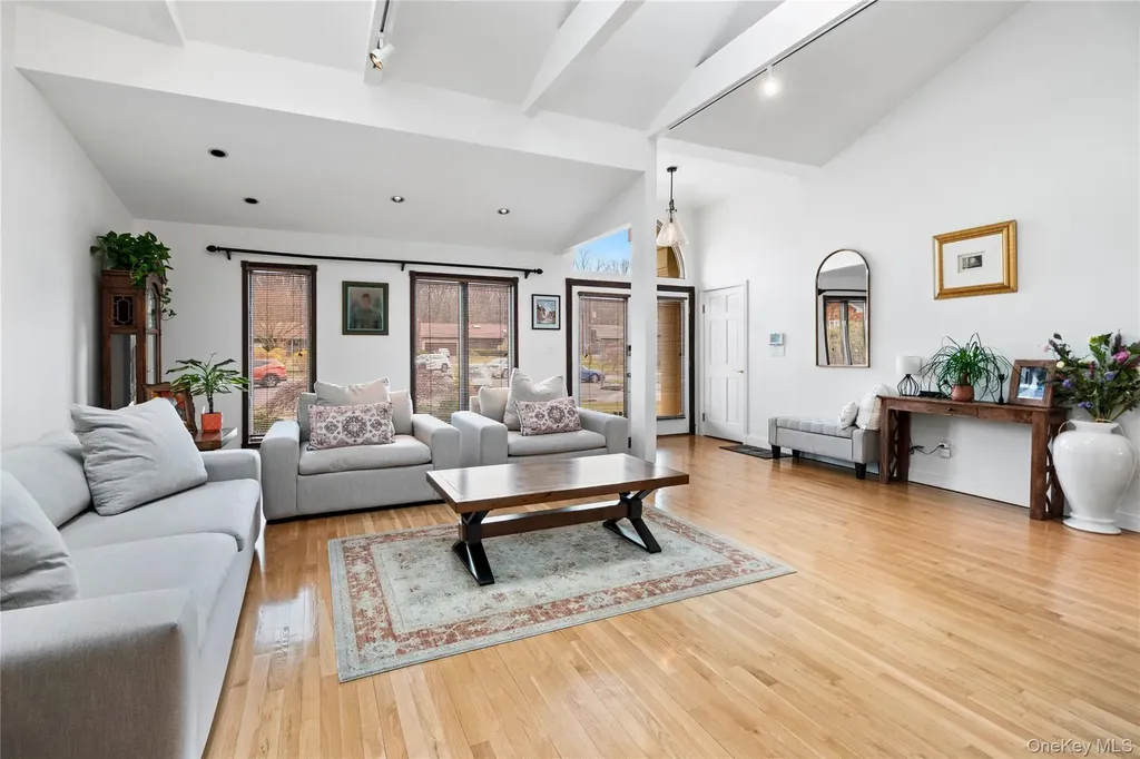 12 Kingswood Circle Old Bethpage NY 11804