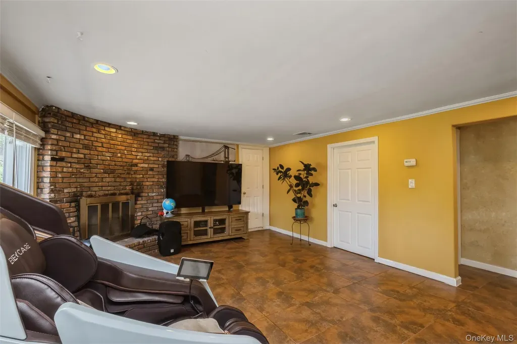 5 Highpoint Drive Huntington NY 11743