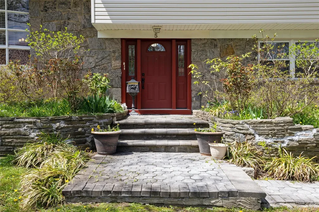 5 Highpoint Drive Huntington NY 11743