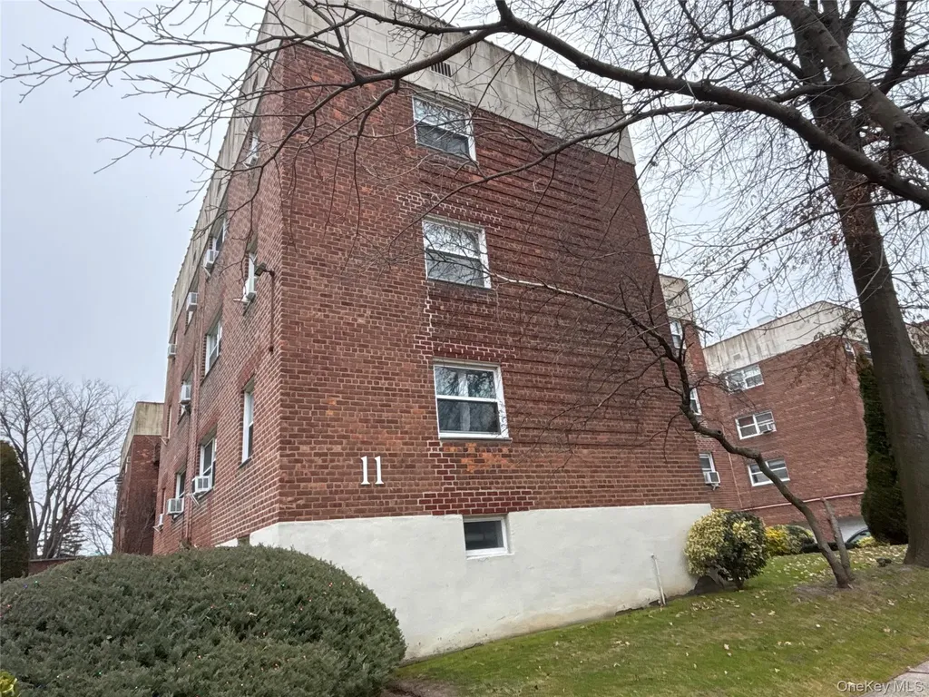 11 Schenck Avenue Great Neck NY 11021