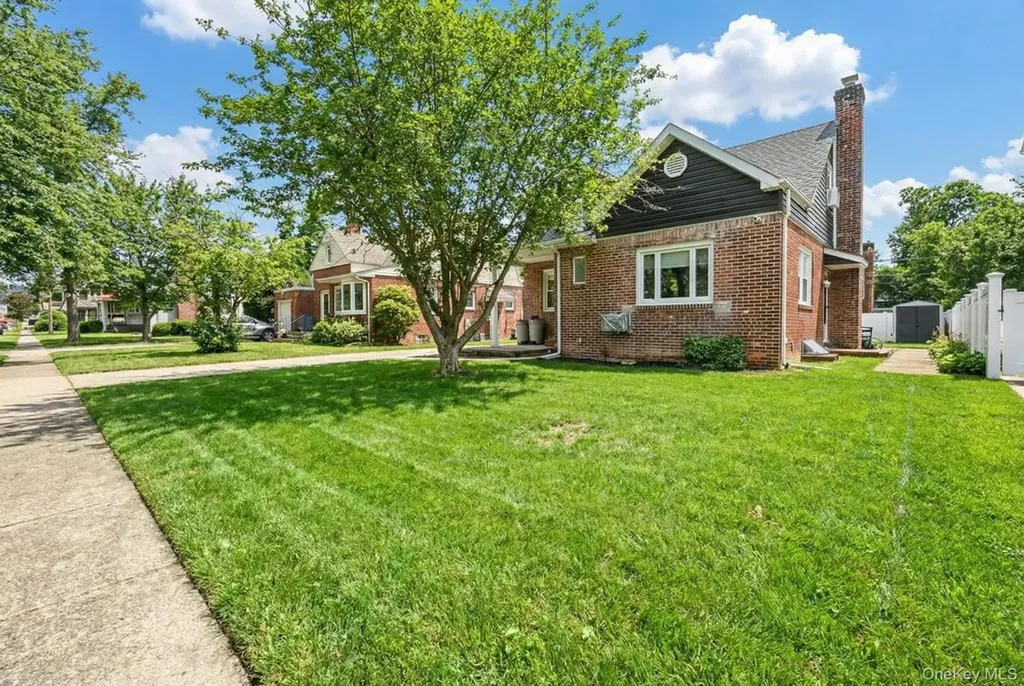 6 Willow Road New Hyde Park NY 11040